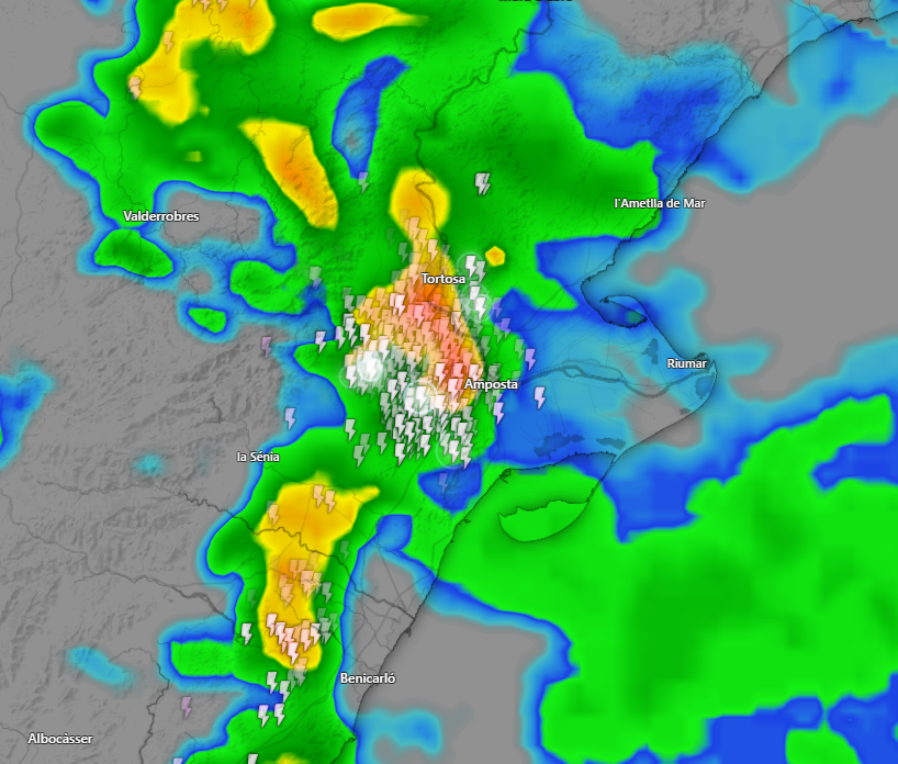 Stormyalert's tweet photo. TORMENTA MUY PELIGROSA!!🚨
Un sistema convectivo estático está afectando a varias localidades del extremo sur de Tarragona.
La tormenta va acompañada de lluvia torrencial, al cual puede provocar (si no las hay ya) inundaciones repentinas. MUCHA PRECAUCION SI ESTAIS EN LAS LOCALIDADES QUE ESTAN AL SUR-SURESTE DE LA TORMENTA.
Otra cosa que impresiona es la cantidad de rayos de esta tormenta.
#euwx #Meteo #Weather