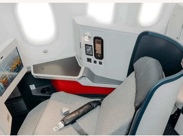 tomaslafoti's tweet photo. @sibaritamayor Don Juan, no confunda y no insulte. En la foto se ve que es un A320 y @avianca no ofrece primera clase en ese modelo, es más, su puesto parece ser economy.  Se lo digo, porque yo los utilizo con regularidad, también en vuelos medios. En B787 sí le ofrecen asientos insignia. https://t.co/vfwSiFjWq7
