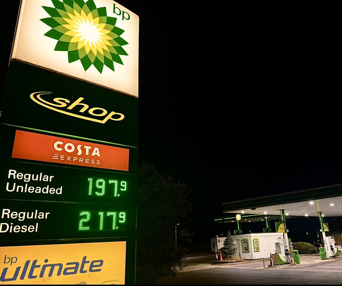 JamesMelville's tweet photo. Kinross Services. 
The absolute state of these petrol and diesel prices. https://t.co/ahEUIbO9SN