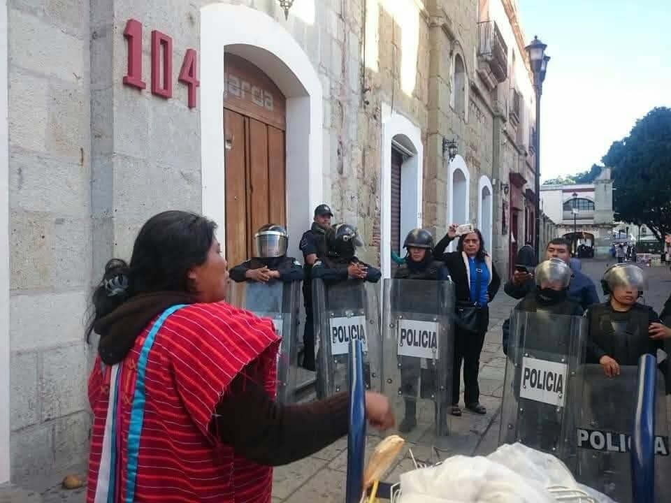 BasilioRamirezG's tweet photo. Los desplazados #triquis de #Copala de #LorenaMerino siguen esperando territorio, vivienda y condiciones dignas para reconstruir sus vidas. Han pasado más de 16 años. ¿Cuánto tiempo más tendrán que esperar? @CIDH @chiaraUNHCR @Claudiashein @AcnurMexico @salomonj @salomonj #Oaxaca https://t.co/qAMKDjIX2e