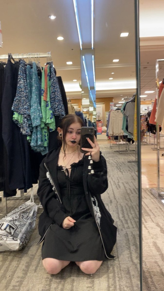 prettydeadbxdy's tweet photo. I love to drain dumb losers wallets while they worship me, you’ll be next ;)
#findom #walletdrain #moneyslave #humanatm #paypig https://t.co/wrLcOFlIJe