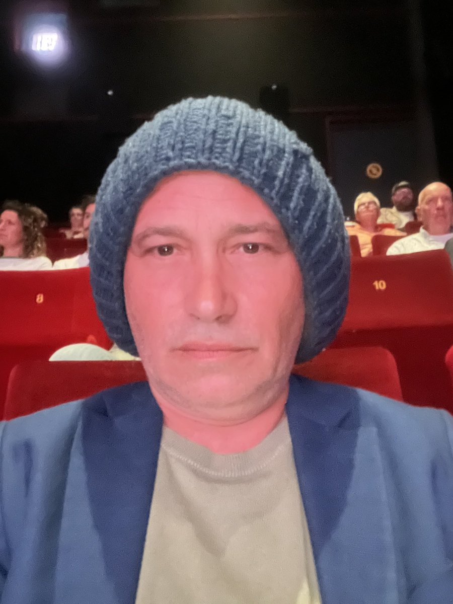 denir1975's tweet photo. אני באמסטרדם. 

הגעתי אתמול, ובעוד כמה שעות אחזור הביתה.

בשבוע האחרון הייתי מעורב, יחד עם חברים מעמותת ״עד כאן״ בתכנון ובביצוע של המחאה בהקרנת הבכורה של הסרט ״נאזה״, שהתקיימה היום בדלפט שבהולנד. באתי לתרום מההיכרות שלי עם המקום, עם השפה ועם המנטליות ולהשמיע את האמת באולם.

הייתי בקולנוע עם החברים ועם סבין תעסה, ניצולת שבעה באוקטובר. צילמתי, שמעתי, וכאב לי מאוד. ביומיים האחרונים התכוננו לרגע הזה יחד עם קבוצה של אנשים אמיצים וחזקים. 
סבין היא אישה אמיצה וגיבורה אמיתית, עם עוצמות שקשה לתאר.

הקריאות שהופנו אליה באולם כשהיא ניסתה לספר את סיפורה מהשביעי היו נוראיות. צעקו לעברה ״לא אכפת לנו״ ו״חבל שהגרמנים לא גמרו אתכם״. קשה לי לתאר מה הרגשתי כששמעתי את הדברים האלה מופנים לאם שכולה.

חזרנו למלון באמסטרדם. חברי הקבוצה היו בהלם מעוצמת השנאה שחווינו באולם, למרות כל הצעקות שלי ברשת בשנה האחרונה אפילו אני הופתעתי, יצאתי ללכת לבדי בעיר שהייתה לי בית במשך כמעט עשרים שנה.
מבאס 

אבל דבר אחד ברור לי: לא נשתוק מול שנאה כזאת. נמשיך להשמיע את קולנו ולהגיב לה בנחישות.

הסברה ? התקפה!

שבת שלום לכולם.