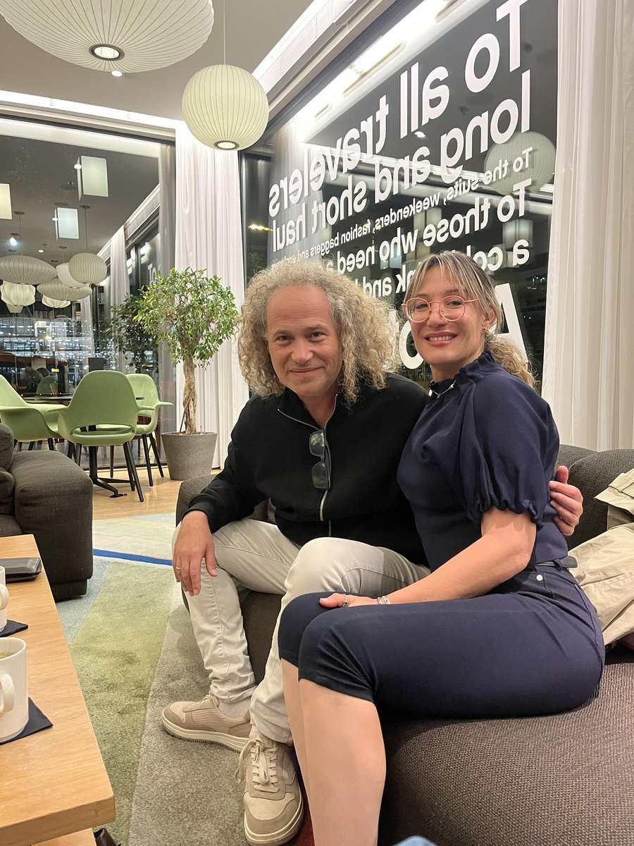 denir1975's tweet photo. אני באמסטרדם. 

הגעתי אתמול, ובעוד כמה שעות אחזור הביתה.

בשבוע האחרון הייתי מעורב, יחד עם חברים מעמותת ״עד כאן״ בתכנון ובביצוע של המחאה בהקרנת הבכורה של הסרט ״נאזה״, שהתקיימה היום בדלפט שבהולנד. באתי לתרום מההיכרות שלי עם המקום, עם השפה ועם המנטליות ולהשמיע את האמת באולם.

הייתי בקולנוע עם החברים ועם סבין תעסה, ניצולת שבעה באוקטובר. צילמתי, שמעתי, וכאב לי מאוד. ביומיים האחרונים התכוננו לרגע הזה יחד עם קבוצה של אנשים אמיצים וחזקים. 
סבין היא אישה אמיצה וגיבורה אמיתית, עם עוצמות שקשה לתאר.

הקריאות שהופנו אליה באולם כשהיא ניסתה לספר את סיפורה מהשביעי היו נוראיות. צעקו לעברה ״לא אכפת לנו״ ו״חבל שהגרמנים לא גמרו אתכם״. קשה לי לתאר מה הרגשתי כששמעתי את הדברים האלה מופנים לאם שכולה.

חזרנו למלון באמסטרדם. חברי הקבוצה היו בהלם מעוצמת השנאה שחווינו באולם, למרות כל הצעקות שלי ברשת בשנה האחרונה אפילו אני הופתעתי, יצאתי ללכת לבדי בעיר שהייתה לי בית במשך כמעט עשרים שנה.
מבאס 

אבל דבר אחד ברור לי: לא נשתוק מול שנאה כזאת. נמשיך להשמיע את קולנו ולהגיב לה בנחישות.

הסברה ? התקפה!

שבת שלום לכולם.
