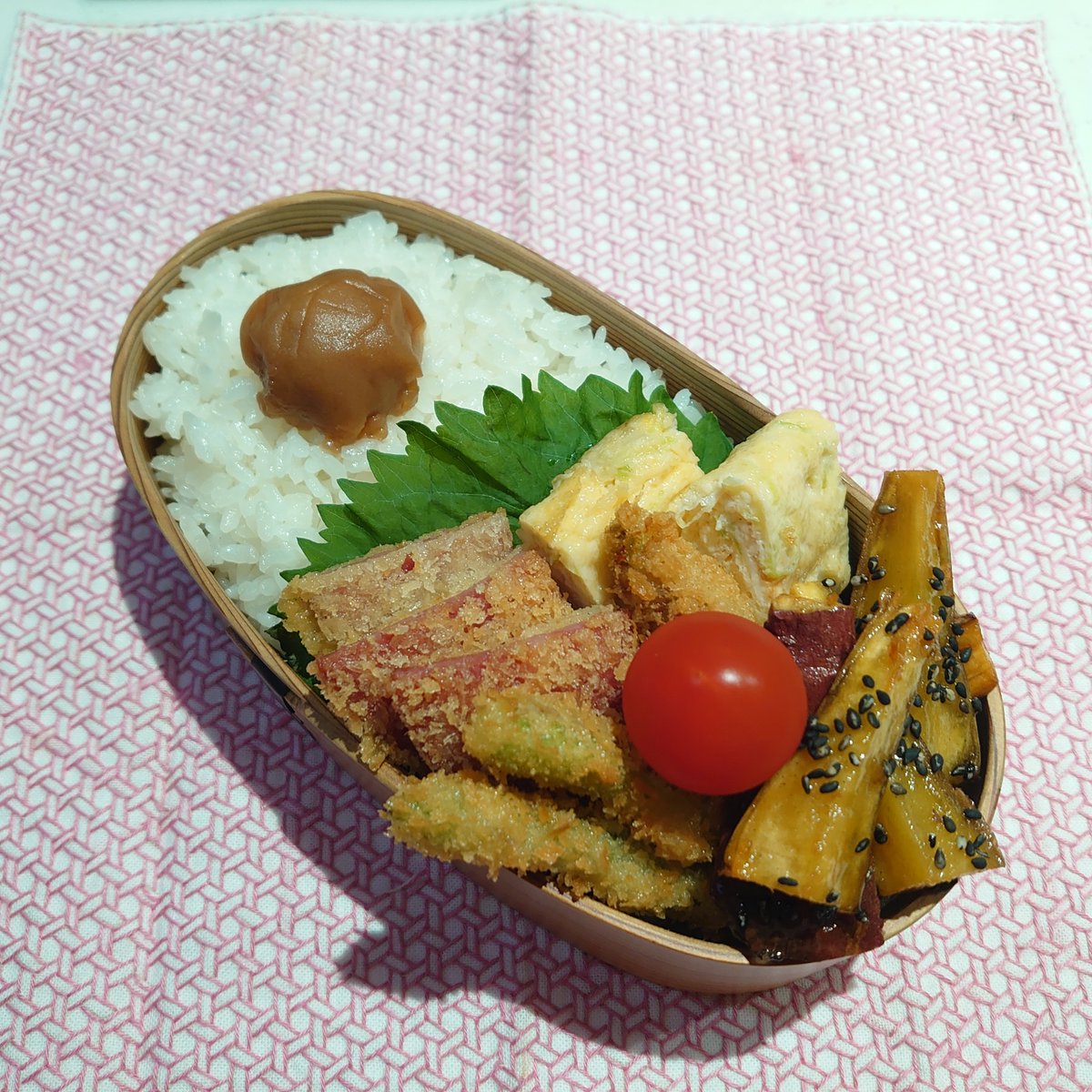 mao70248558's tweet photo. 今日のお弁当

#お弁当
#おべんとう
#お弁当記録
#曲げわっぱ
#まげわっぱ
#まげわっぱ弁当
#刺し子
#魔法の玉子焼き器 
#錦見鋳造 https://t.co/xHF2BY8Cwu