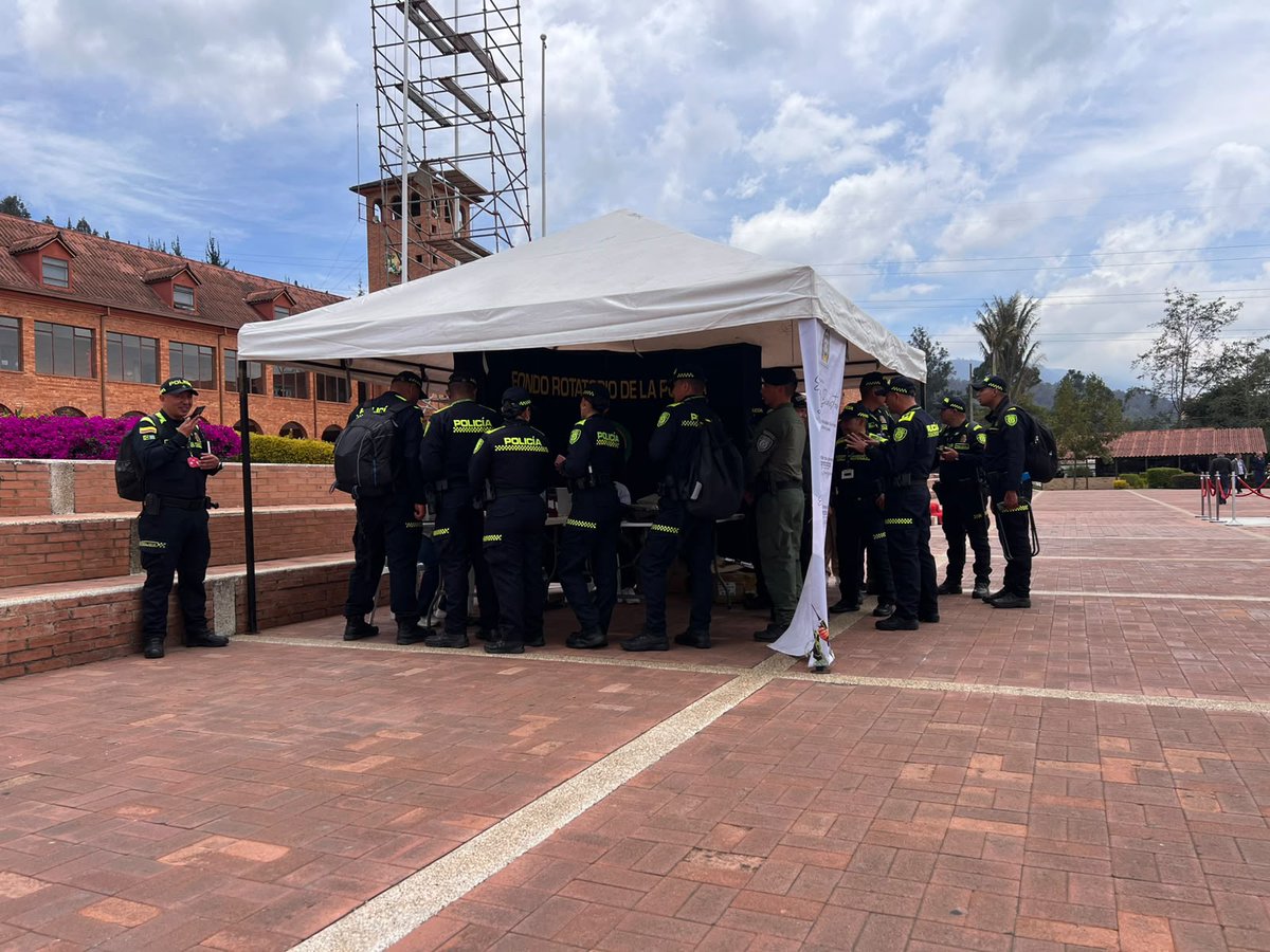 FORPO's tweet photo. ¡Así se vive la Feria ESJIM! 📸✨

Un espacio pensado por y para nuestra gente. En esta jornada estamos acompañando a nuestros uniformados con la venta de artículos clave para su labor diaria, al mismo tiempo que compartimos y mostramos con orgullo el trabajo que realizamos día https://t.co/TWL8pkLcWE