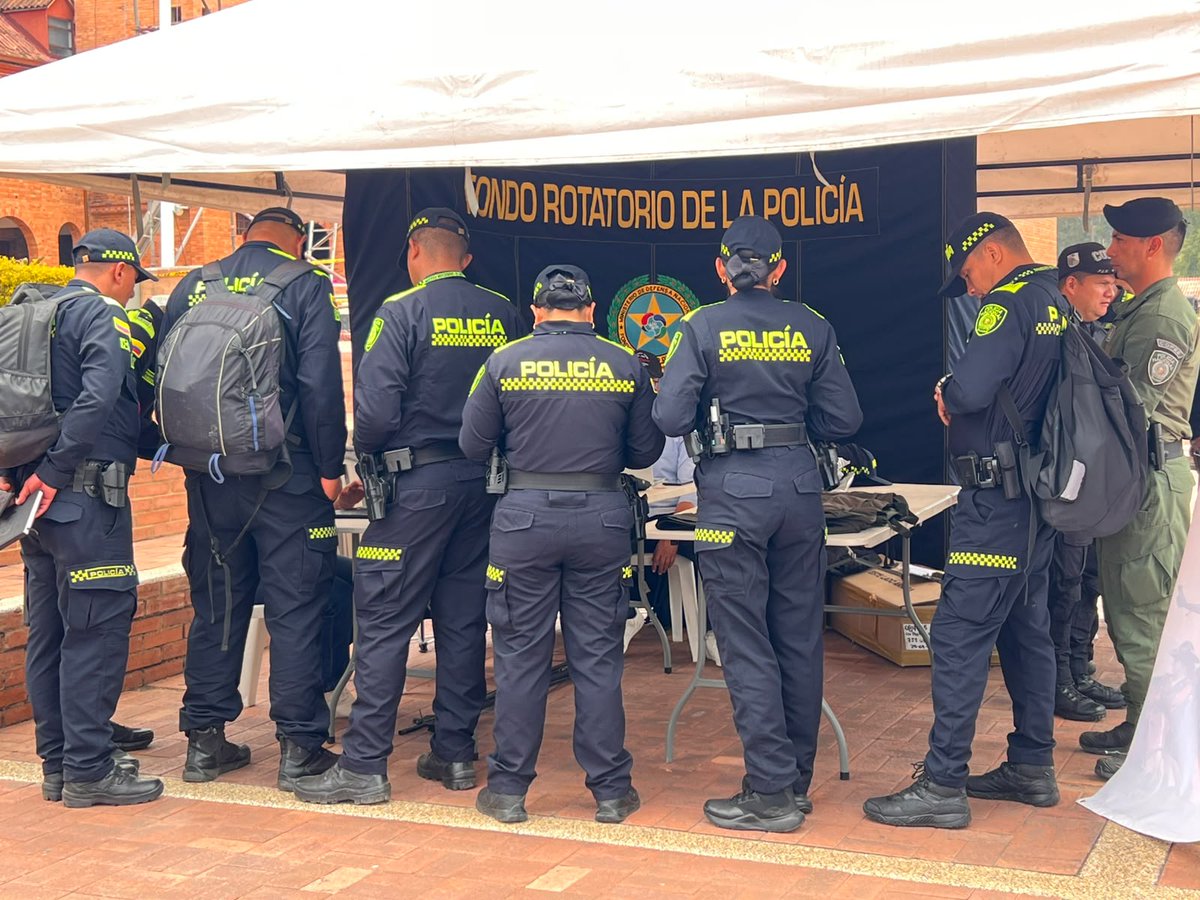 FORPO's tweet photo. ¡Así se vive la Feria ESJIM! 📸✨

Un espacio pensado por y para nuestra gente. En esta jornada estamos acompañando a nuestros uniformados con la venta de artículos clave para su labor diaria, al mismo tiempo que compartimos y mostramos con orgullo el trabajo que realizamos día https://t.co/TWL8pkLcWE