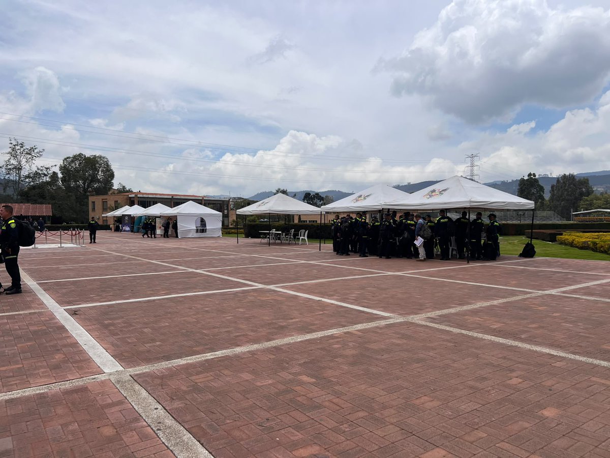 FORPO's tweet photo. ¡Así se vive la Feria ESJIM! 📸✨

Un espacio pensado por y para nuestra gente. En esta jornada estamos acompañando a nuestros uniformados con la venta de artículos clave para su labor diaria, al mismo tiempo que compartimos y mostramos con orgullo el trabajo que realizamos día https://t.co/TWL8pkLcWE