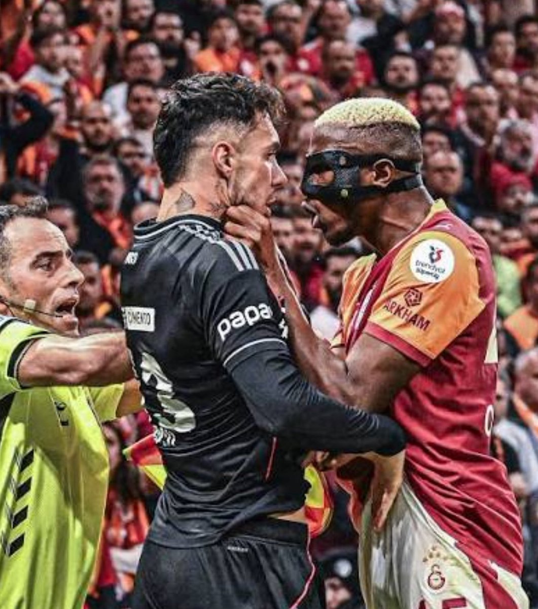 yormuyorbak's tweet photo. Yasin Kol’un geçen sene Galatasaray - Beşiktaş derbisinde Osimhen ve Sane’ye kırmızı kart göstermediği pozisyonlar. https://t.co/3DoKSXdH8J