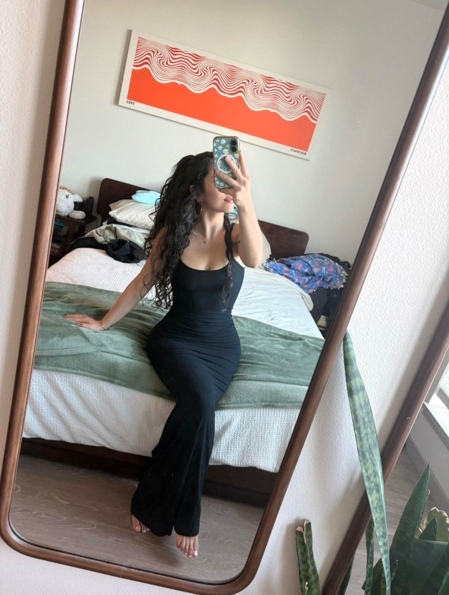 Em_h888's tweet photo. Black dress. Black curls. And 🫵🏼 https://t.co/N2M5xbo2TX