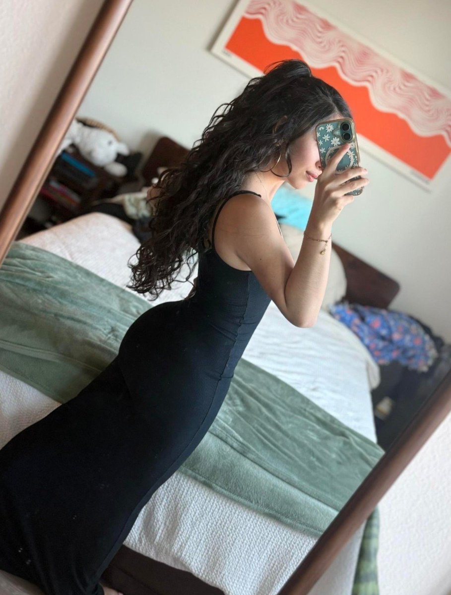 Em_h888's tweet photo. Black dress. Black curls. And 🫵🏼 https://t.co/N2M5xbo2TX