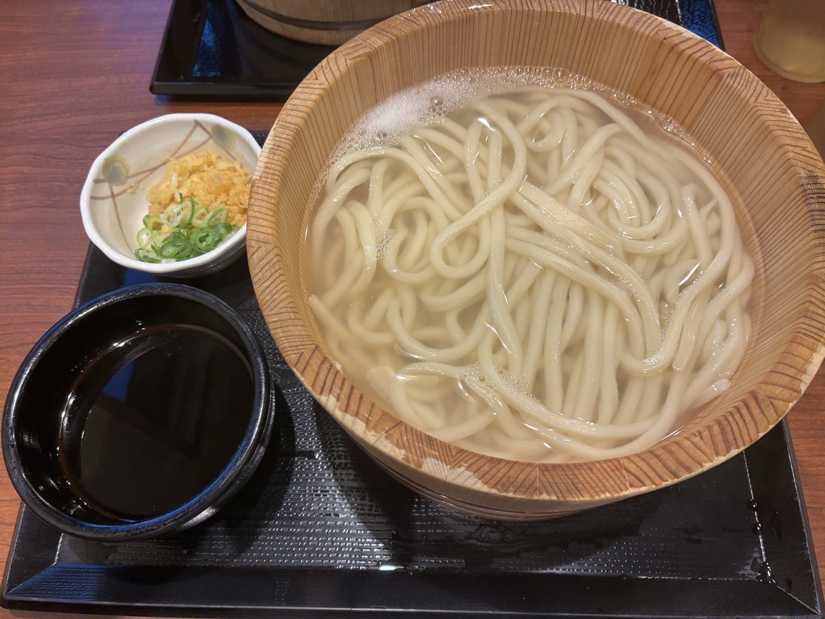 siogao_sn's tweet photo. 毎日の腹痛に悩まされてるけど、昨日は1日なので、丸亀製麺に行って来ました。
釜揚げうどんの特←食べれな
い分はDさんにあげました。
ツルッと食べれました😊 https://t.co/G7KOpwTPWF
