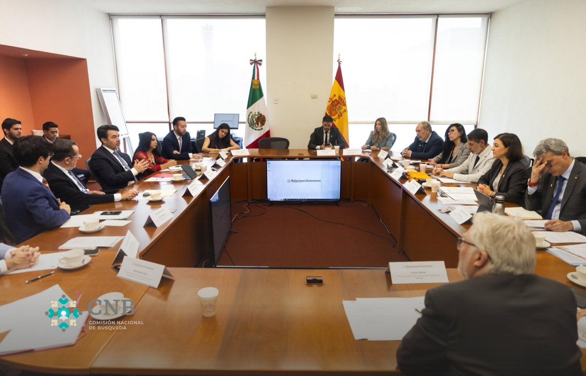 Busqueda_MX's tweet photo. MÉXICO Y ESPAÑA IMPULSAN COOPERACIÓN PARA FORTALECER LA BÚSQUEDA DE PERSONAS Y LA IDENTIFICACIÓN HUMANA

Los gobiernos de México y España fortalecen el diálogo sobre cooperación internacional en materia de #búsqueda de personas e identificación humana, en el marco de la visita a México de @Eva_Granados, Secretaria de Estado de Cooperación Internacional de España.

Con la participación del embajador de España en México y representantes de la @CooperacionESP, el encuentro permitió abordar la colaboración bilateral para fortalecer las capacidades de la Comisión Nacional de @Busqueda_MX .

En la reunión se destaca la participación del Mtro. @arturomedinap, Subsecretario de Derechos Humanos, Población y Migración de la Secretaría de Gobernación; Enrique Ochoa Martínez @OCHOA_MX_UN, Subsecretario para Asuntos Multilaterales y Derechos Humanos de la Secretaría de Relaciones Exteriores; y César Villanueva Esquivel @cevillanue , Director general de Derechos Humanos y Democracia de la Cancillería.

La colaboración busca sumar esfuerzos para la búsqueda, localización e identificación de personas desaparecidas y no localizadas, con un enfoque de derechos humanos y respeto a las víctimas y sus familias.