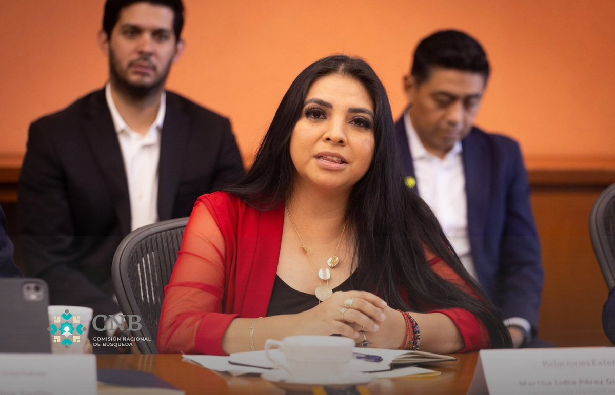 Busqueda_MX's tweet photo. MÉXICO Y ESPAÑA IMPULSAN COOPERACIÓN PARA FORTALECER LA BÚSQUEDA DE PERSONAS Y LA IDENTIFICACIÓN HUMANA

Los gobiernos de México y España fortalecen el diálogo sobre cooperación internacional en materia de #búsqueda de personas e identificación humana, en el marco de la visita a México de @Eva_Granados, Secretaria de Estado de Cooperación Internacional de España.

Con la participación del embajador de España en México y representantes de la @CooperacionESP, el encuentro permitió abordar la colaboración bilateral para fortalecer las capacidades de la Comisión Nacional de @Busqueda_MX .

En la reunión se destaca la participación del Mtro. @arturomedinap, Subsecretario de Derechos Humanos, Población y Migración de la Secretaría de Gobernación; Enrique Ochoa Martínez @OCHOA_MX_UN, Subsecretario para Asuntos Multilaterales y Derechos Humanos de la Secretaría de Relaciones Exteriores; y César Villanueva Esquivel @cevillanue , Director general de Derechos Humanos y Democracia de la Cancillería.

La colaboración busca sumar esfuerzos para la búsqueda, localización e identificación de personas desaparecidas y no localizadas, con un enfoque de derechos humanos y respeto a las víctimas y sus familias.