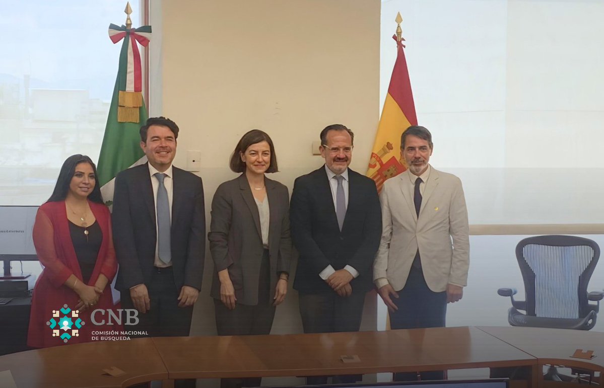 Busqueda_MX's tweet photo. MÉXICO Y ESPAÑA IMPULSAN COOPERACIÓN PARA FORTALECER LA BÚSQUEDA DE PERSONAS Y LA IDENTIFICACIÓN HUMANA

Los gobiernos de México y España fortalecen el diálogo sobre cooperación internacional en materia de #búsqueda de personas e identificación humana, en el marco de la visita a México de @Eva_Granados, Secretaria de Estado de Cooperación Internacional de España.

Con la participación del embajador de España en México y representantes de la @CooperacionESP, el encuentro permitió abordar la colaboración bilateral para fortalecer las capacidades de la Comisión Nacional de @Busqueda_MX .

En la reunión se destaca la participación del Mtro. @arturomedinap, Subsecretario de Derechos Humanos, Población y Migración de la Secretaría de Gobernación; Enrique Ochoa Martínez @OCHOA_MX_UN, Subsecretario para Asuntos Multilaterales y Derechos Humanos de la Secretaría de Relaciones Exteriores; y César Villanueva Esquivel @cevillanue , Director general de Derechos Humanos y Democracia de la Cancillería.

La colaboración busca sumar esfuerzos para la búsqueda, localización e identificación de personas desaparecidas y no localizadas, con un enfoque de derechos humanos y respeto a las víctimas y sus familias.