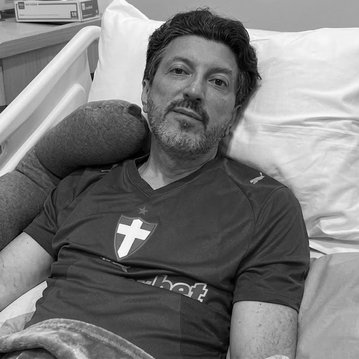 republiqueBRA's tweet photo. 🚨 🖤 Morre Lito Sousa, do canal Aviões e Músicas, aos 59 anos; a informação foi confirmada pela esposa, Mila Seidl, no Instagram. https://t.co/a3SxsAA48t