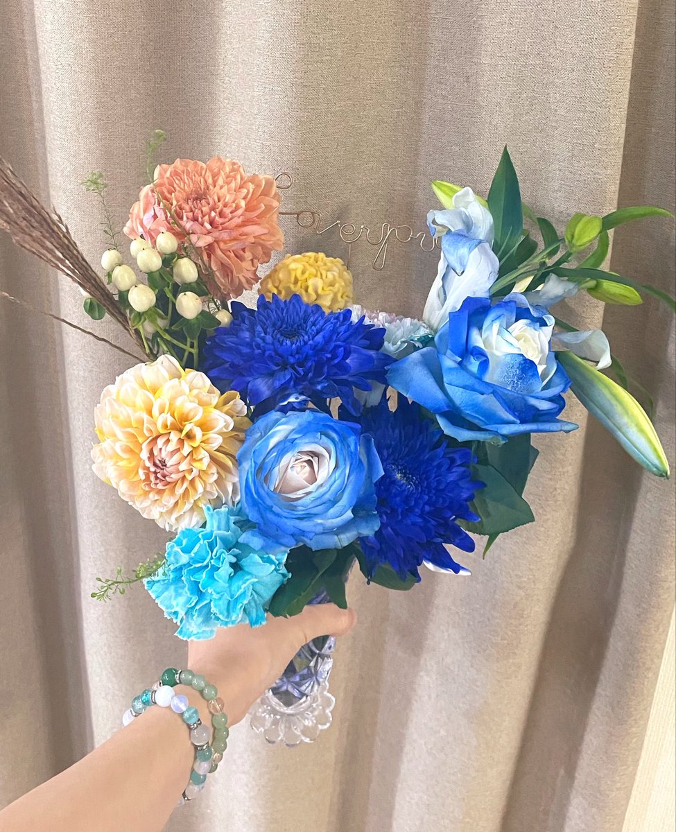 sakita_yuna's tweet photo. おはよ〜🫧
楽屋花や花束、数本ずつ集めてひとつのブーケにしたよ💐

毎度みんなからのお手紙やプレゼント、本当に元気を頂きます。本当にありがとう(;_;)
人生っておもしろいなぁ☺️
よし頑張るぞ〜！！！ https://t.co/WDm6g7blgU