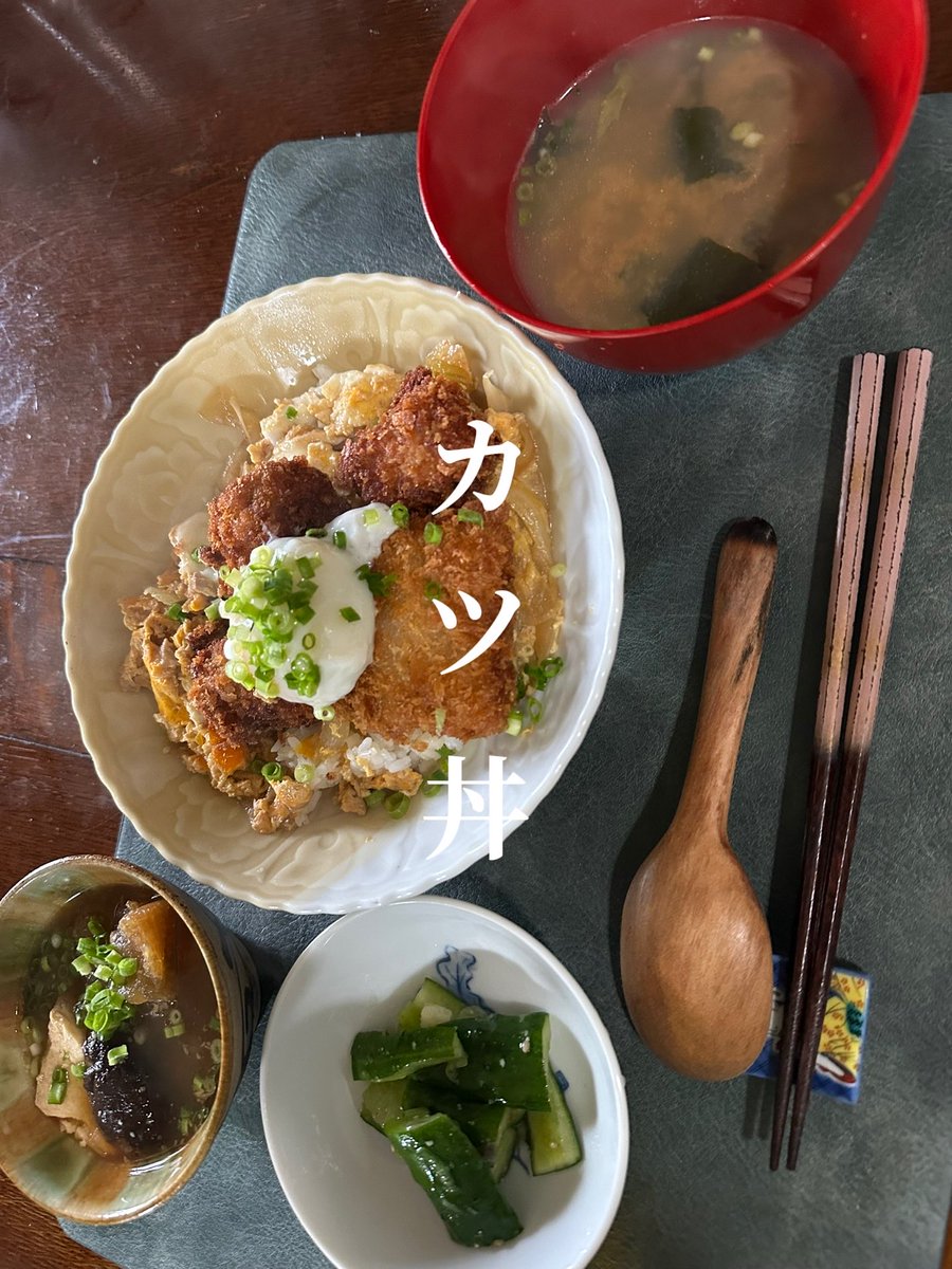 Fernetotrock's tweet photo. 大きくなったし毛も抜けるようになって 大人の階段を急速に駆け上るアーテル

トンカツの後はお決まりのカツ丼🐖  ★カツ丼　温玉乗せ ★豚の角煮 ★きゅうりと茗荷のたたき ★アサリの味噌汁 んー今日のカツ丼なんか味薄い😡 と食べていたがまあまあ不評だった #おうちごはん #カツ丼 https://t.co/GCiSkeOKkT