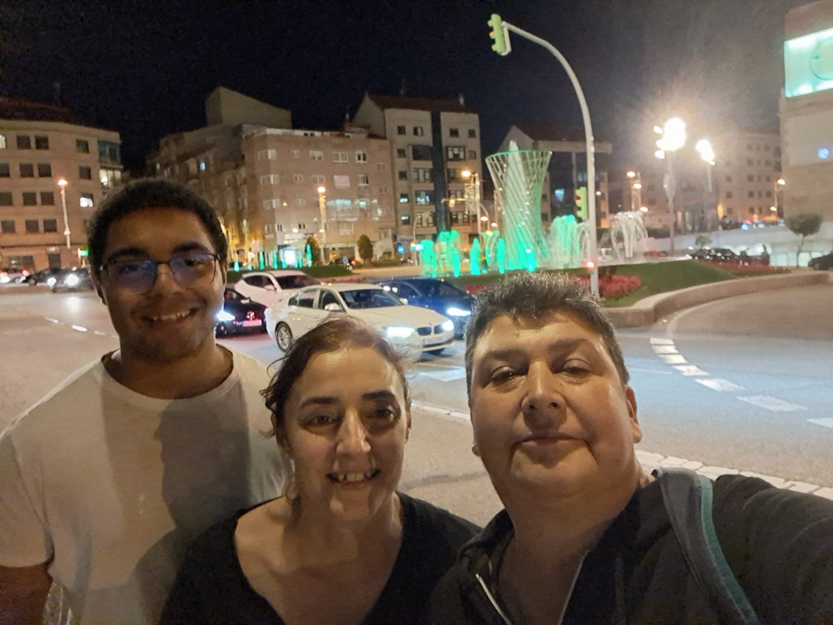 Asearpo's tweet photo. @ConArtritis @ponsalsergas @Mabel_AvendanoF @josechenco @Pontevedrate @depo_es @MabelAvendao1 @ConcelloBaiona @Salvaterra_Mino Desde las fuentes de la calle Aragón en #Vigo nos acompañan Joel, socio de AIJ, con su madre Susana y nuestra socia Antonia💚
#OctAR26 #LucePorLaArtritis26 #DiaNacionalArtritis @ConArtritis https://t.co/ymLVeXVyiJ