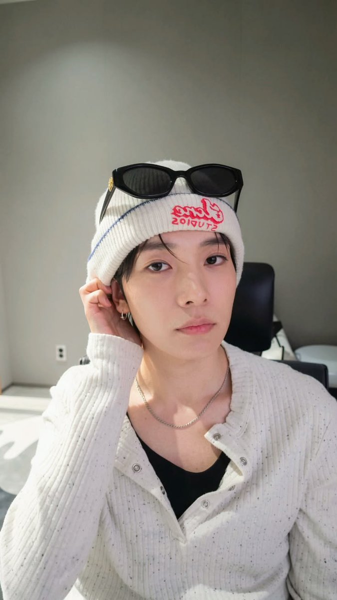 hypxevn's tweet photo. was watching my nightly heeseung live before going to bed and he looked so pretty on this one i'm actually losing it https://t.co/AOmtnuuaJk