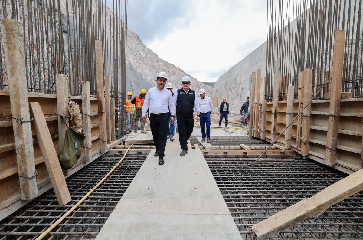 conagua_mx's tweet photo. #ComunicadoConagua

Agua para Durango hoy, mañana y durante los próximos 50 años.

La presa Tunal II avanza para fortalecer el abasto de agua de buena calidad para las familias y atender las necesidades de vivienda, industria y campo.

El @GobiernoMX, a través de la #Conagua, y el @gobdgo construyen infraestructura para fortalecer la seguridad hídrica de las próximas generaciones.

Más información: https://t.co/utOFflwZRJ