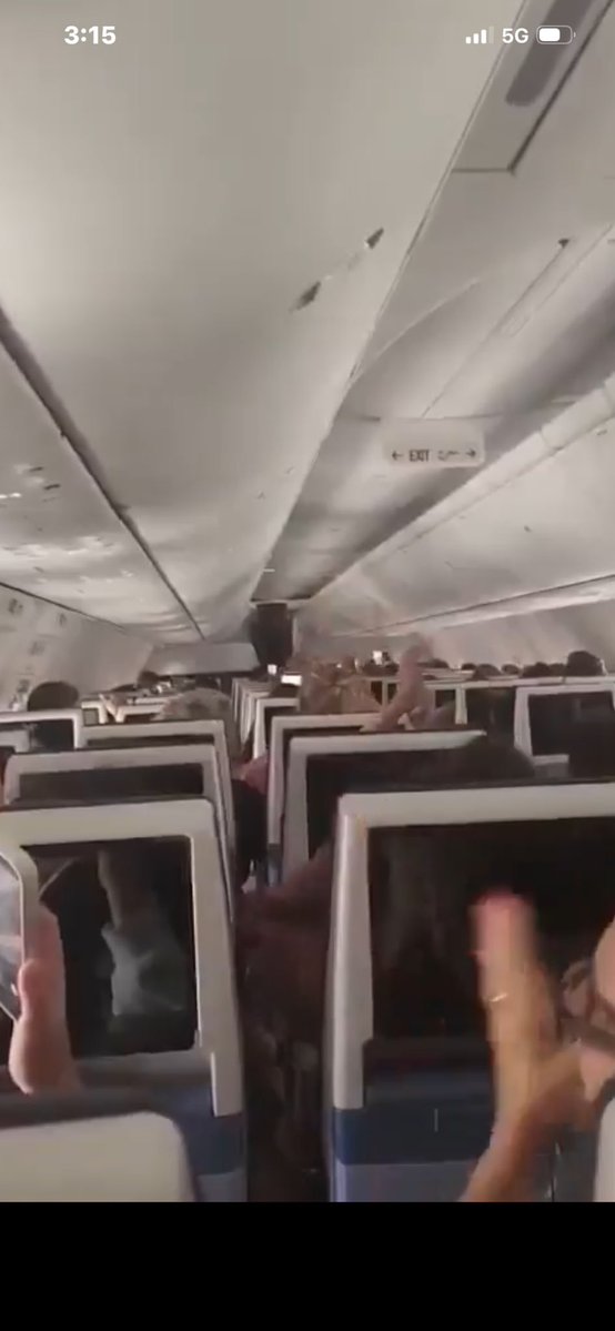 Dalaine_99's tweet photo. A sinistra un aereo di Singapore Airlines, qualche anno fa, dopo una caduta in picchiata di 54 m.
Cabina danneggiata, passeggeri feriti per l'impatto, soffitto e maschere per l'ossigeno dispiegate. 

A destra l'aereo di FlyDubai dopo una spirale mortale di 6096 m, intatto. https://t.co/4jr8ZZpvMN