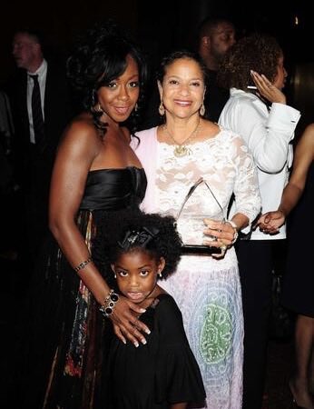 VintageSitcoms's tweet photo. Debbie Allen literally has been in Alijah Kai (Tichina Arnold’s daughter) life since she was a kid. Alijah went to Debbie’s school 🩰 I love how they all call Debbie Allen Ma Dee 🥹❤️ the nickname reflects a deep, maternal mentorship. The bond came full circle when Debbie Allen cast and directed Alijah as "Rashida" in Netflix's A Different World sequel series. ☺️