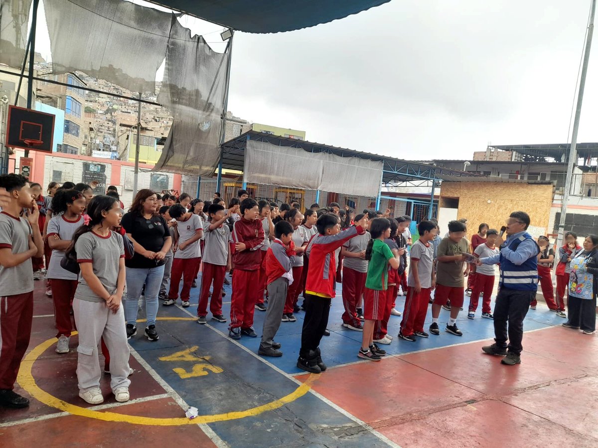 sutranperu's tweet photo. 🎒📚La Sutran llegó a la I.E. José de la Riva Agüero, en El Agustino, para compartir con estudiantes de primaria recomendaciones para un viaje seguro por carretera, en coordinación con Seguridad Ciudadana de la Municipalidad de El Agustino.

#SutranEduca #SutranEsSeguridad https://t.co/bQLKVfbH1N