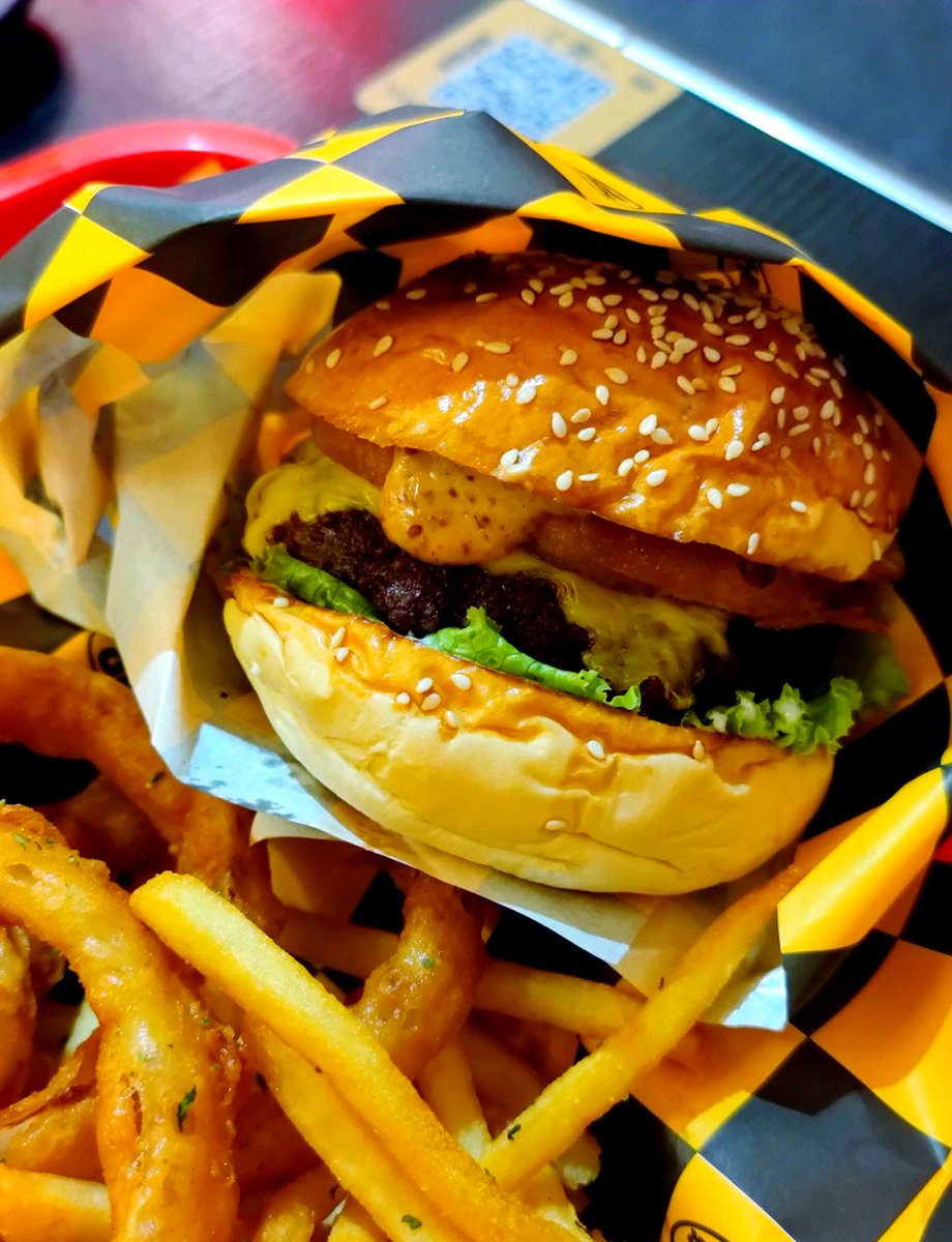 SarahApplemvu's tweet photo. Descubrí la hamburguesa de la casa del nuevo food truck del barrio! Carne jugosa, queso derretido y papas fritas crujientes 10/10. Volveré maana mismo! https://t.co/4JRCB48uRO