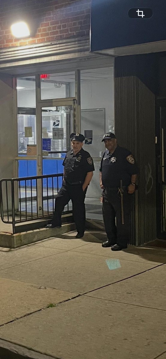 NYPD109Pct's tweet photo. Community safety never sleeps! 🚓 Night after night, our Auxiliary Officers patrol our neighborhood. With the recent uptick in jewelry scams and Auto Larceny. they’ve been handing out crime prevention flyers to keep everyone informed and protected. #StaySafe #NeighborhoodWatch https://t.co/mxhZgji9ZU