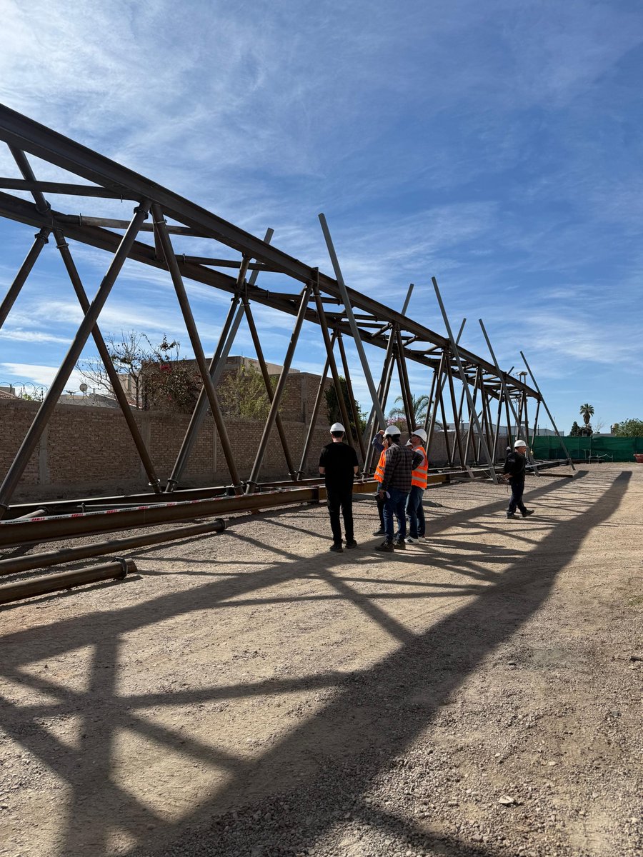 Rolo_Figueroa's tweet photo. EL CAMBIO SE MANIFIESTA EN CADA RINCÓN DE LA PROVINCIA

Avanza la construcción de la nueva pasarela que vamos a instalar para el cruce del río Cuyín Manzano. Una obra muy esperada por las familias qué habitan el paraje.

La estructura tendrá 105 metros y funcionará como puente peatonal. En poco tiempo estará lista para ser trasladada hasta el lugar donde será instalada, recuperando una conexión permanente y facilitando el acceso a la salud, la educación y el abastecimiento. 

1000 días, 1000 razones, 1000 obras.

@minturismo 
@SecAmbNqn 
@SubsRecHidricos