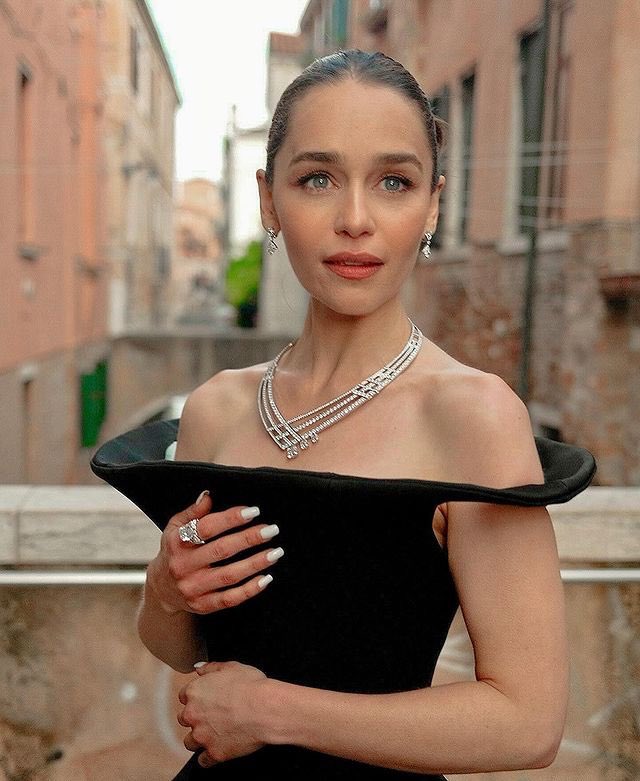 JonnyLeTran5's tweet photo. Blessing your timeline with Emilia Clarke 😍 #EmiliaClarke #GameOfThrones #LastChristmas #MeBeforeYou #TerminatorGenisys #SecretInvasion #SoloAStarWarsStory #ThePodGeneration #AboveSuspicion #VoicefromtheStone #SpikeIsland #MurderManual #TriassicAttack #beautiful https://t.co/ZekK03ckl5