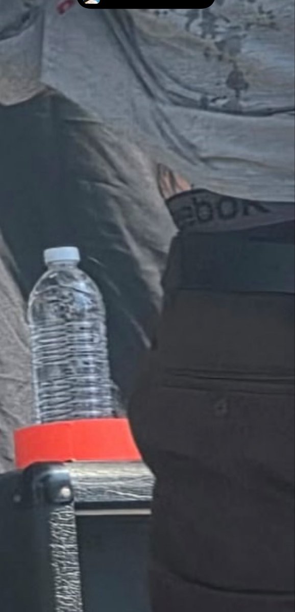 buryme1nbullets's tweet photo. im strictly looking at the water bottle. https://t.co/JG7d8OSO3A
