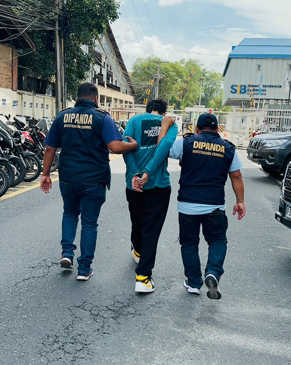 PNCdeGuatemala's tweet photo. En la colonia Santa Luisa, zona 6, investigadores de la #DIPANDA capturaron a Luis “N”, de 20 años, en seguimiento a una denuncia por amenazas de muerte y exigencia de Q3,500 de entrada y Q500 semanales https://t.co/LW8MUwbVpb