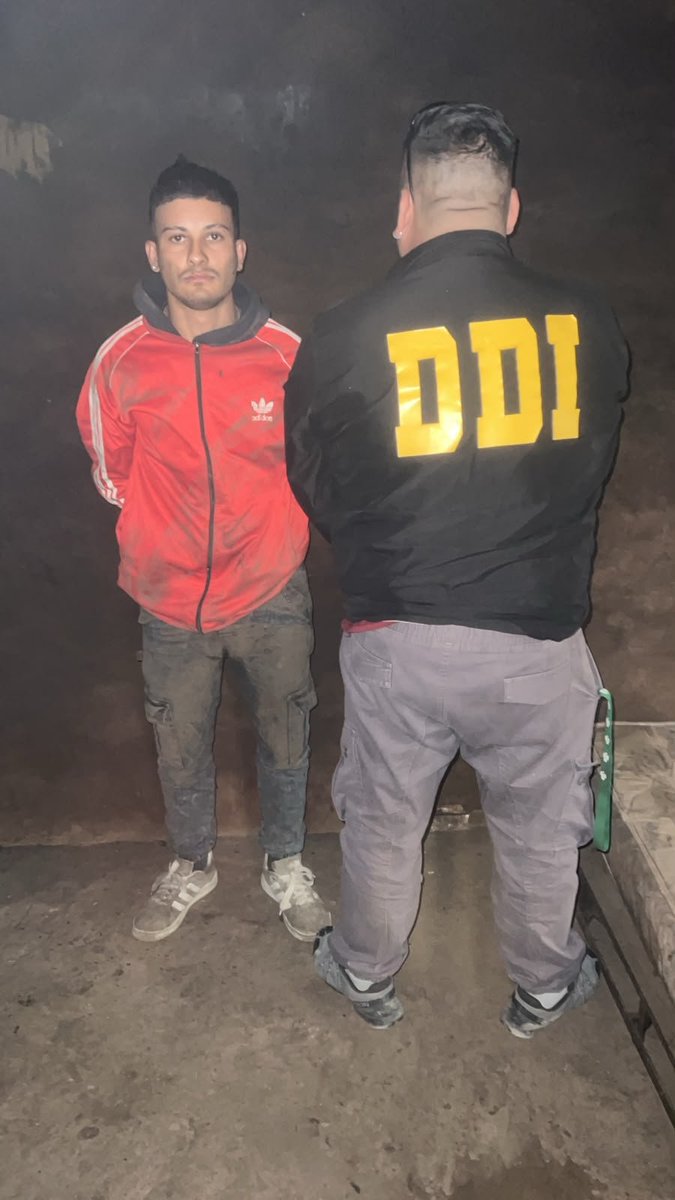 mauroszeta's tweet photo. 🚨 ATRAPARON AL FEMICIDA DE TIGRE
- Daniel Sofía fue detenido por personal de la policía de Tigre.
- El acusado había salido de la cárcel en julio tras purgar siete meses preso después de pegarle a la víctima, Aixa en varios hechos. https://t.co/1txgD1U8Ca