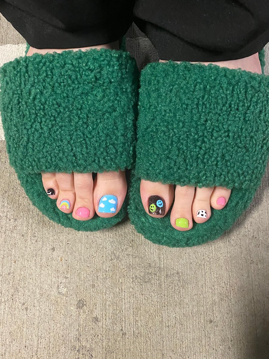 chicanatrix's tweet photo. Dark soul, cute toes. 🖤🌈
My toenails may be cute and cheerful 🎀
I’m not! 🙄
Especially when there’s a man in front of me. 😤

#footfetısh #feetfetısh #footworship #feetworshi̇p https://t.co/aW6KlbtZBr