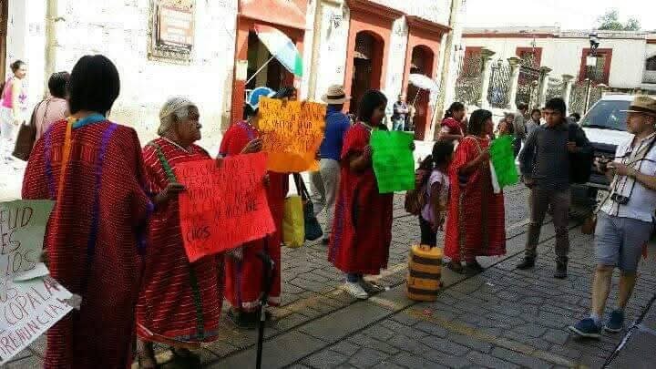 LorenaMerinoM_'s tweet photo. @salomonj habla de transformación, pero los desplazados #Triquis de Copala, del grupo de Lorena Merino, siguen esperando lo básico: un lugar digno y seguro donde vivir. Son más de 16 años de desplazamiento.
@CIDH @chiaraUNHCR @Claudiashein @AcnurMexico @ONUMX
#Oaxaca https://t.co/Chblx2qNOp