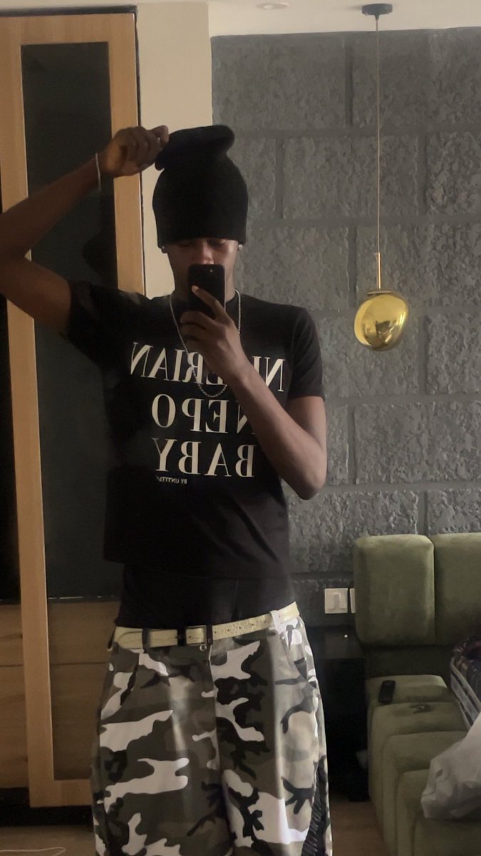 arinzeeze08's tweet photo. Again , if you’re poor don’t buy this shirt ,  ITS NOT FOR YOU!!! lol https://t.co/2AZipUrWe5