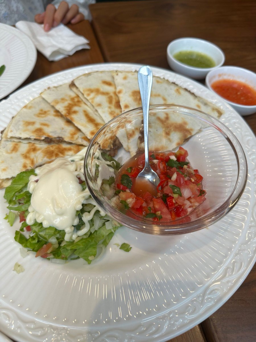 TeaganPowels's tweet photo. Tacos crujientes de carnitas recién hechos, con salsa picante y cebolla. Una parada rápida y deliciosa en la calle!， https://t.co/EJ7NPNWNw8