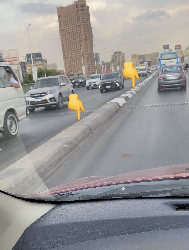 George_Sabry's tweet photo. المحافظات بتتعامل مع بعض زي الجار اللي بيدهن حيطة الطرقة قدام شقته فقط وبيسيب النص التاني اللي عند شقة جاره.
هنا محافظة القاهرة دهنت رصيف كوبري أكتوبر اللي ناحيتها، وسابت الرصيف اللي دخل حيز محافظة الجيزة. https://t.co/QSKOeTXP7K