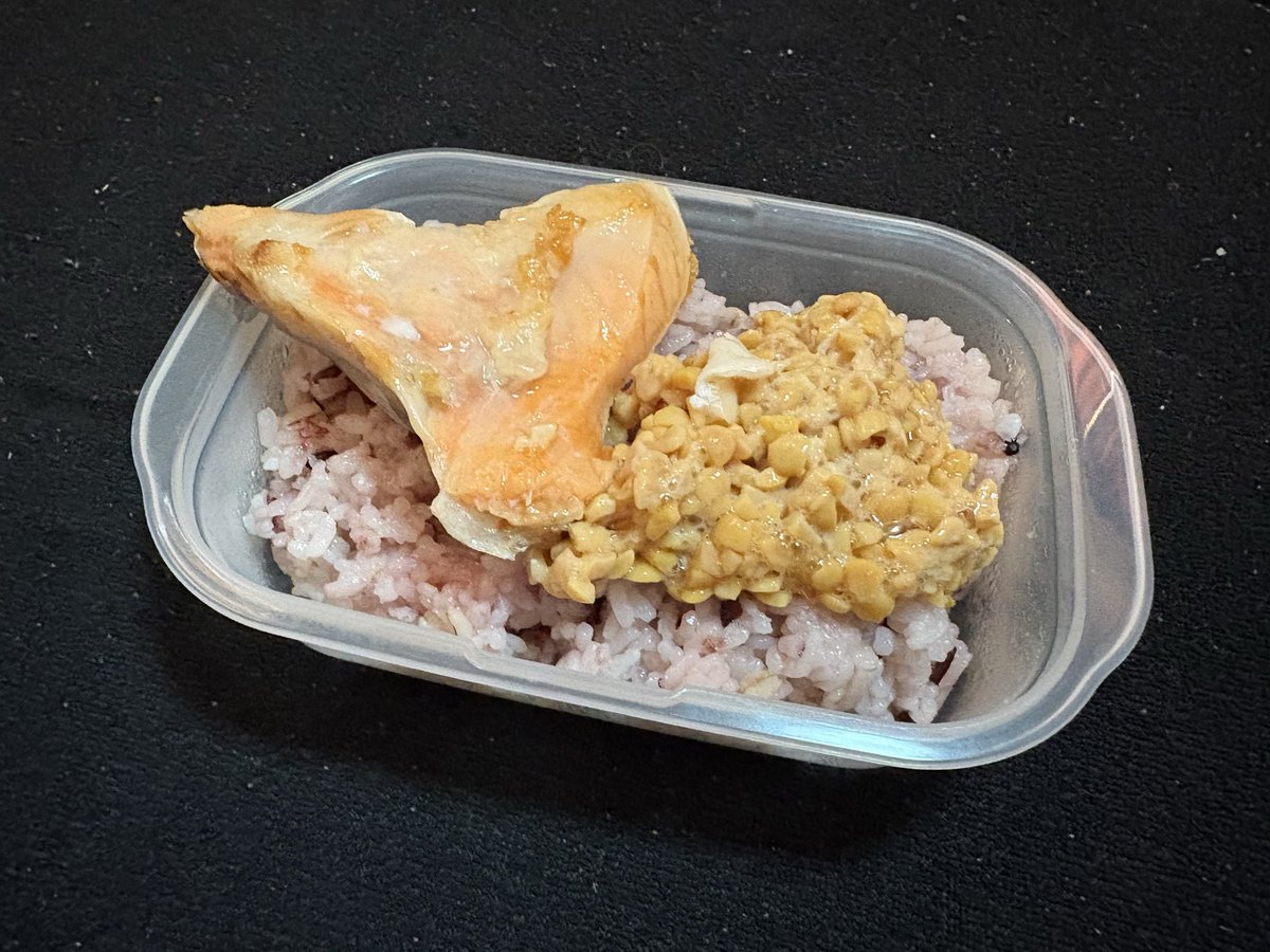 HAKATA0205's tweet photo. 朝ごはん。
納豆
雑穀米
鮭

#ダイエット飯
#ダイエット
#リバウンド
#痩せたい
#朝は大体これなんよ https://t.co/Ug0seotviU