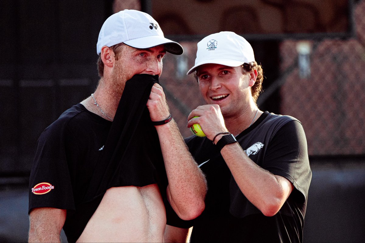 RazorbackMTEN's tweet photo. 🤝 https://t.co/BChMvVekZB