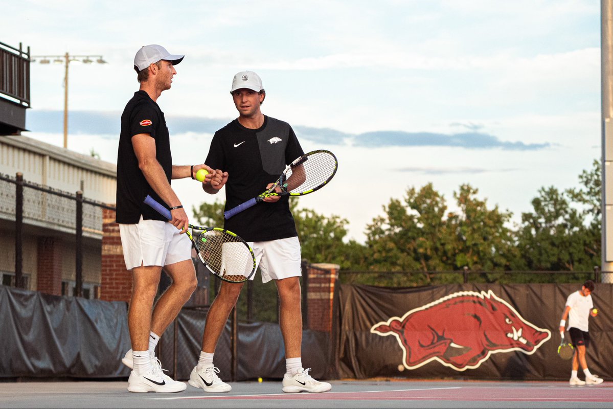 RazorbackMTEN's tweet photo. 🤝 https://t.co/BChMvVekZB