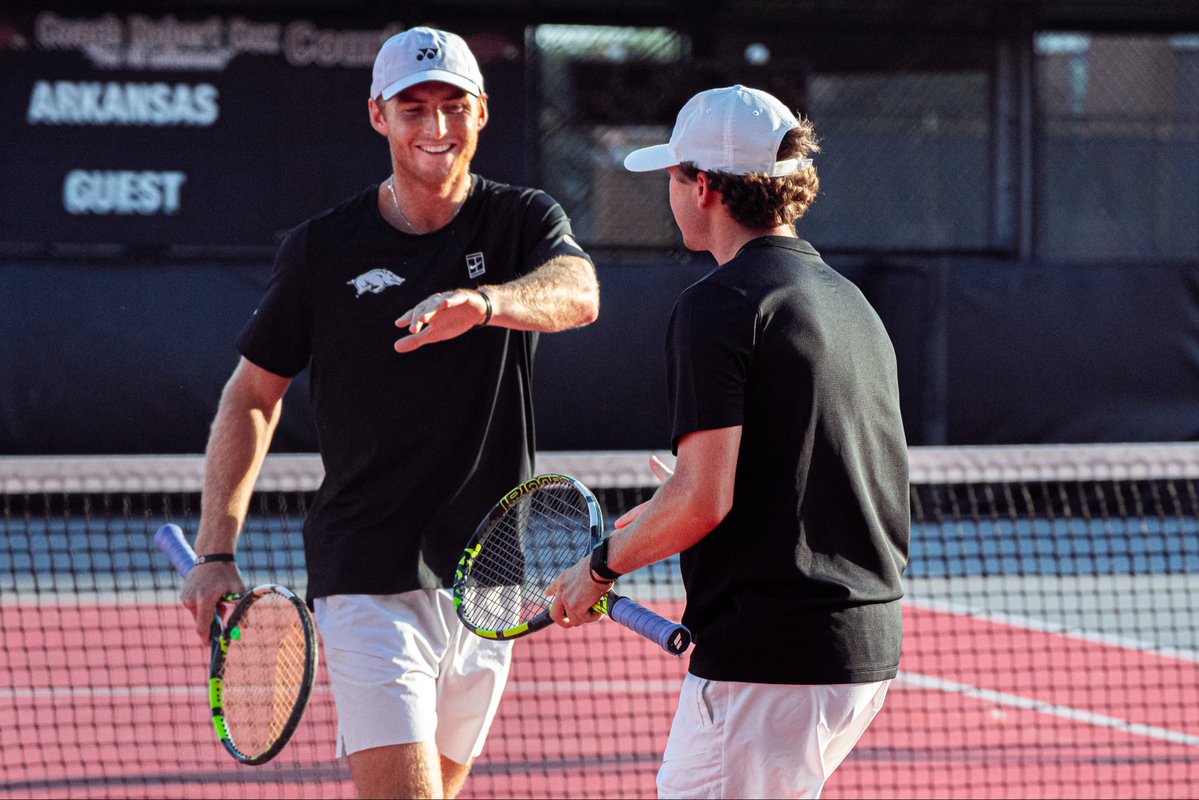 RazorbackMTEN's tweet photo. 🤝 https://t.co/BChMvVekZB