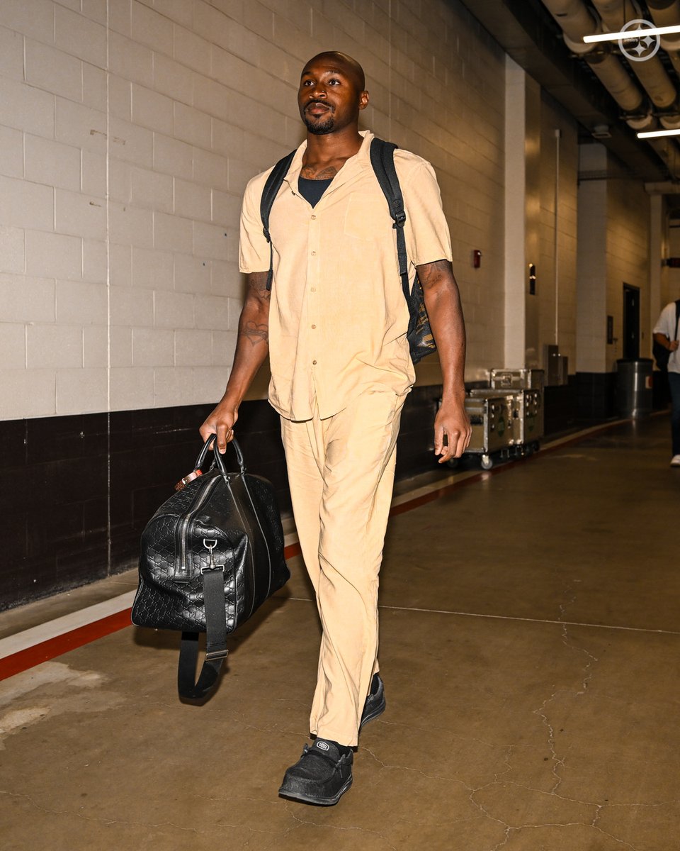 steelers's tweet photo. Thursday night business trip 💼

More 📸: https://t.co/EvBlZ6J6zv https://t.co/Po6ACUSLfo