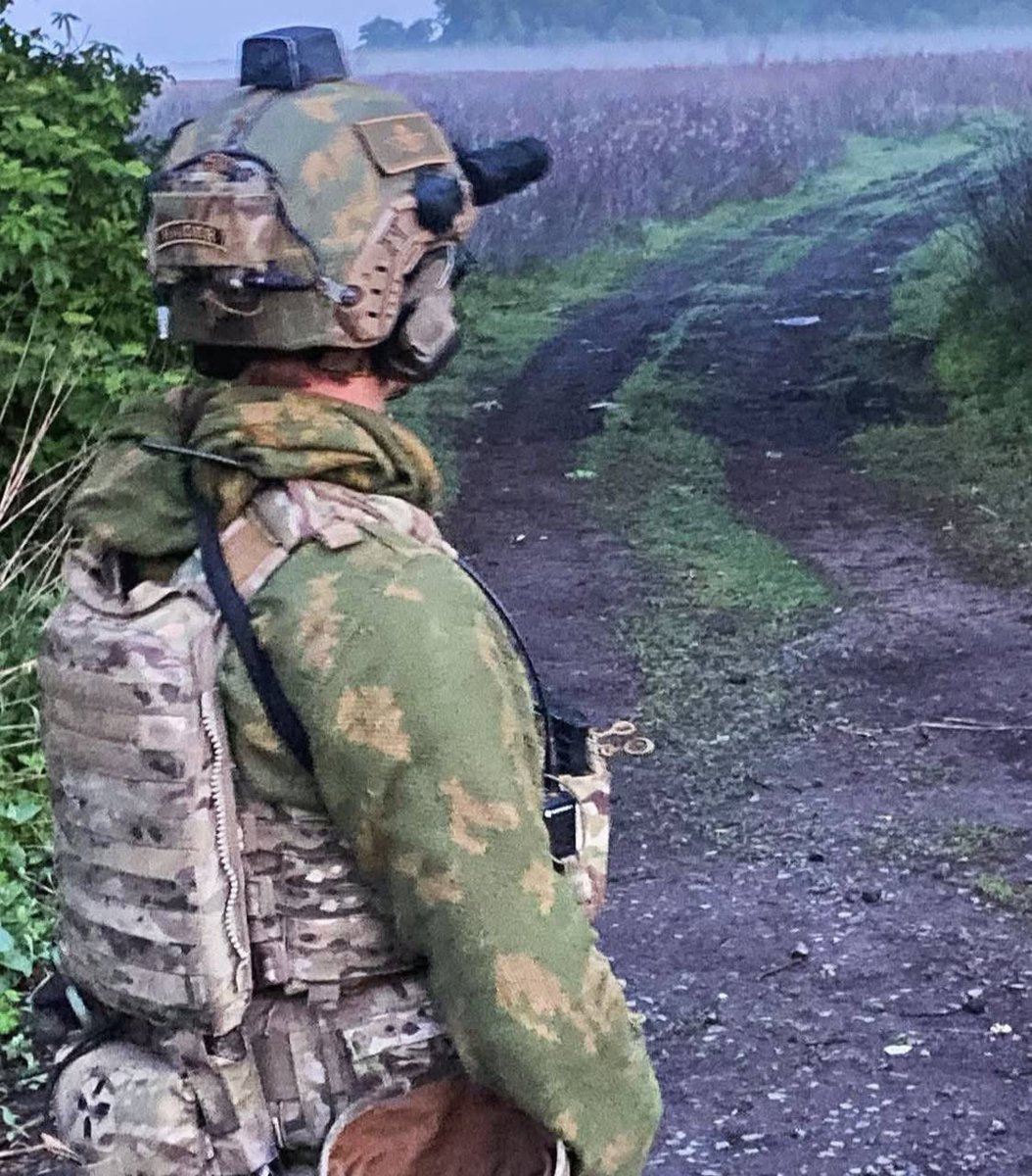 trip_to_valkiri's tweet photo. Ukrainian Paratrooper wearing a KZS camouflage suit, 2020s period. https://t.co/SHDjOo5MEz