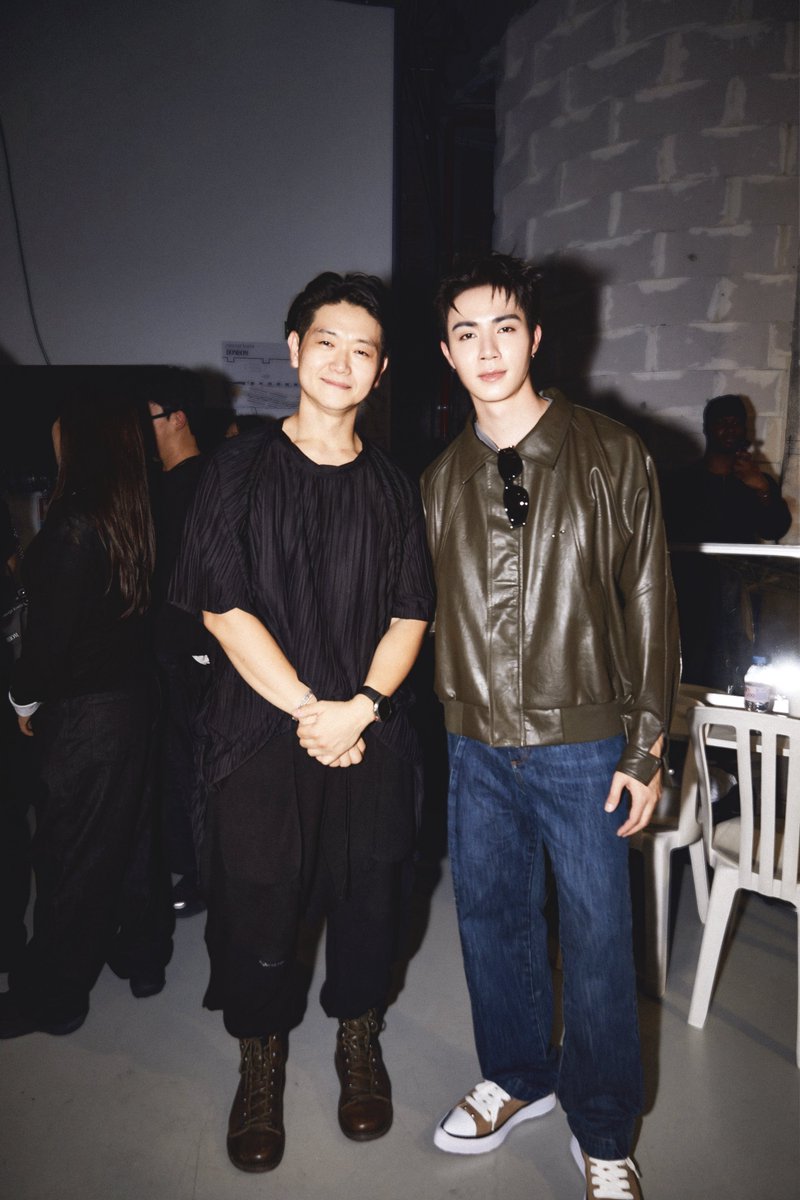 DomundiTV's tweet photo. A SPECIAL MOMENT WITH BONBOM x ASPARAGUS ✨

Zee Pruk @zee_pruk shares a special moment alongside the BONBOM x ASPARAGUS team at Paris Fashion Week SS 2027, surrounded by warm hospitality and a welcoming atmosphere, making his experience in Paris even more memorable.

ZEEPRUK PFW 2027
#ConceptKoreaXZeePruk
#BONBOM #ASPARAGUS
#KOCCA #ConceptKorea
#ZeePruk