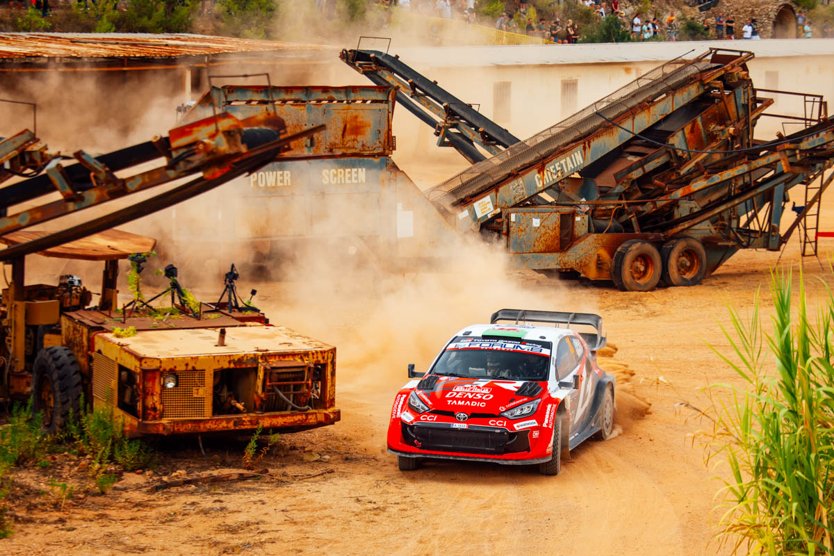 TOYOTA_GR's tweet photo. WRC Rd.13 最終戦
ラリー・イタリア サルディニア🇮🇹

ドライバーズタイトルを決する戦いがサルディニア島でスタート!!
ソルベルグ、オジエ、エバンス、パヤリが1-2-3-4位につける

1️⃣ ソルベルグ／エドモンドソン
2️⃣ オジエ／ランデ
3️⃣ エバンス／マーティン
4️⃣ パヤリ／サルミネン
6️⃣ 勝田／ジョンストン

レポート🗒️＆コメント🎤
➡️https://t.co/yiXrCnnCT2

Day2は本日15:01スタート。
島北東部で3本のクラシックステージを、アルゲーロでのミッドデイサービスを経て各2回走行。全6ステージ／計119.66kmに挑みます。

リプライ💬で熱い応援をお願いします!!!

Liveタイミング・Live配信など関連リンク集
https://t.co/1zHfm4JRHF

#WRCjp
#GRヤリス