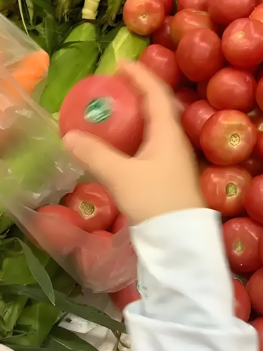 AlinaWashire's tweet photo. Hoy para cocinar recetas frescas! Necesitamos tomates maduros, espinacas tiernas y pechugas de pollo. Corramos al supermercado antes de que se agoten! https://t.co/rN7vaQXhOI