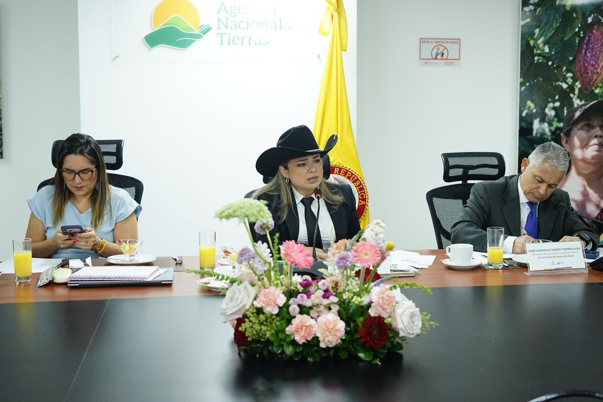 igacColombia's tweet photo. Hoy, nuestro Director General, Jairo Alexis Frías, participó en la sesión 134 del Consejo Directivo de la @AgenciaTierras.

En esta reunión, que contó con la participación de entidades estatales y representantes de comunidades indígenas, negras, afrocolombianas, raizales, palenqueras y campesinas, se presentó y dialogó sobre:

📃El estado actual de la Agencia.
✅Los retos frente los temas de formalización.
💪Las propuestas para avanzar de manera estratégica y eficiente en materia de tierras.