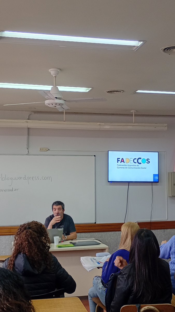 julitoalonso's tweet photo. Fotos del primer día en #redcom28
Gran cierre de @UrangadsW que levantó un día que venía de capa caída, los aplausos incluso sin haber terminado el discurso. Y además fotos de @InvestigarenRed @FAlbarello @piporta en la mesa de RedCom en Red. https://t.co/ujOEWtdVya